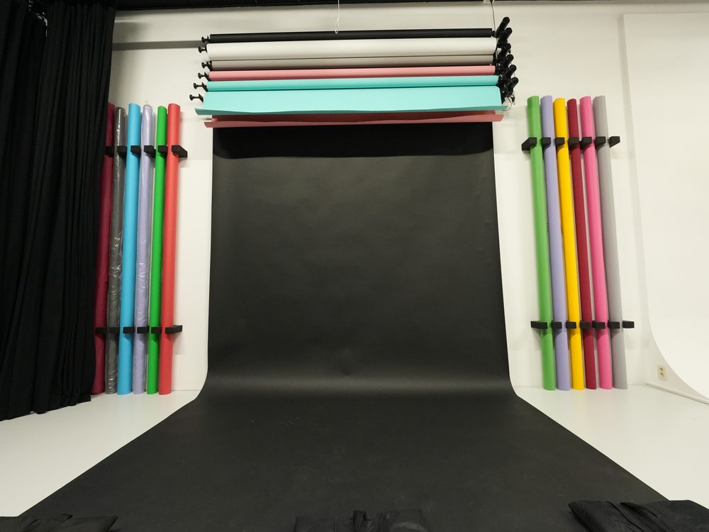 Zestien kleuren papieren achtergronden aan de photowall