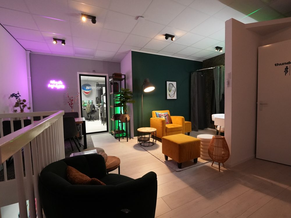 De lounge en meetingruimte met zithoek en vergadertafel bij STXDIO101